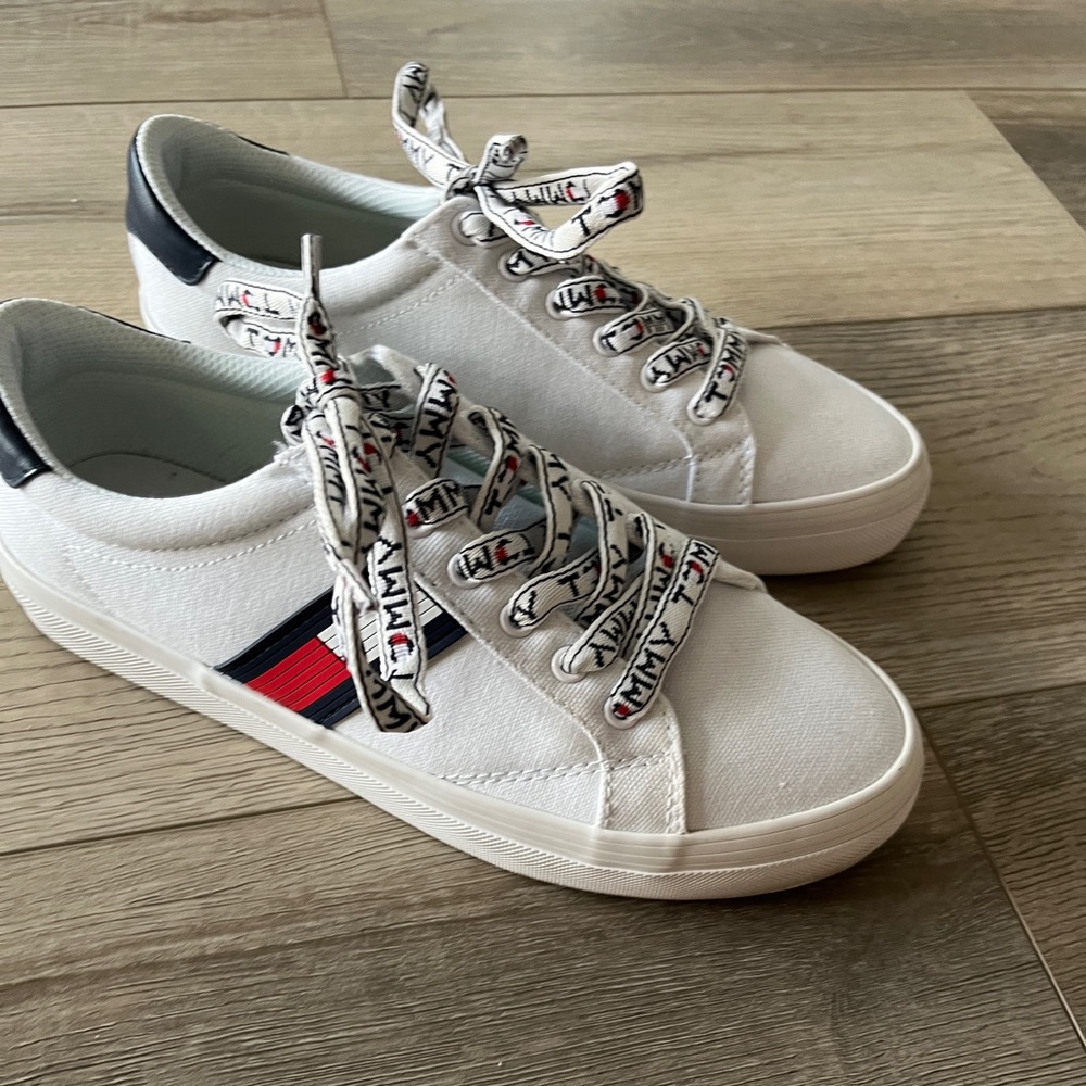 Tommy Hilfiger Womens Fantim Sneaker